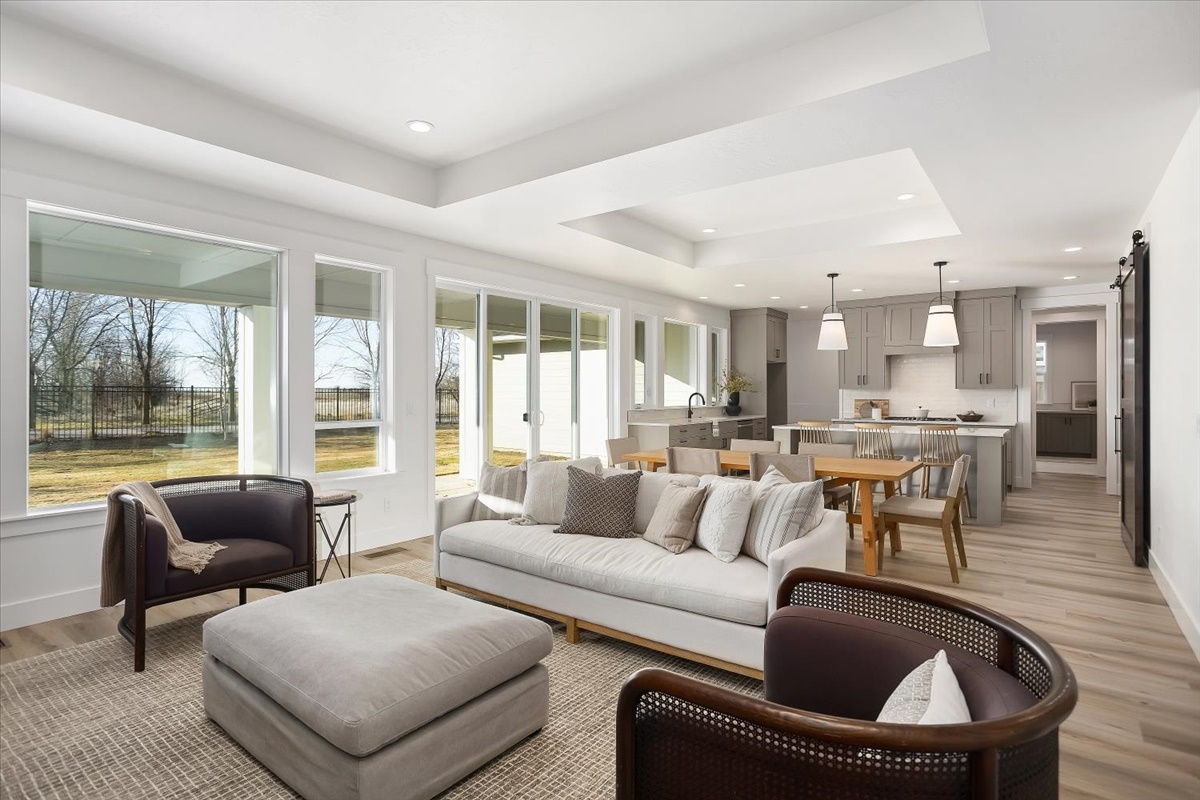 2545 E Cavern Dr_003