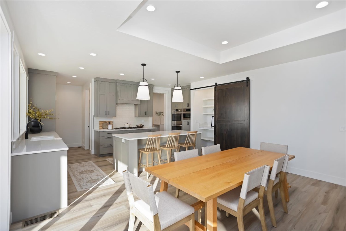 2545 E Cavern Dr_012