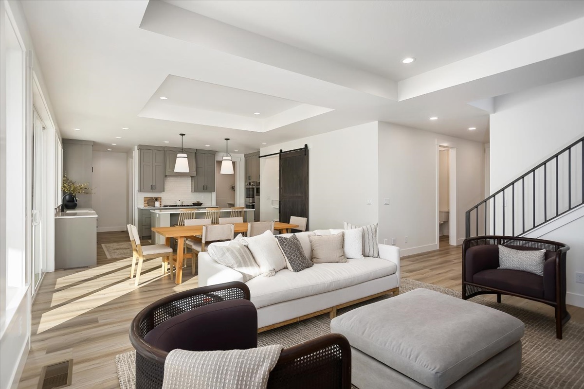 2545 E Cavern Dr_014