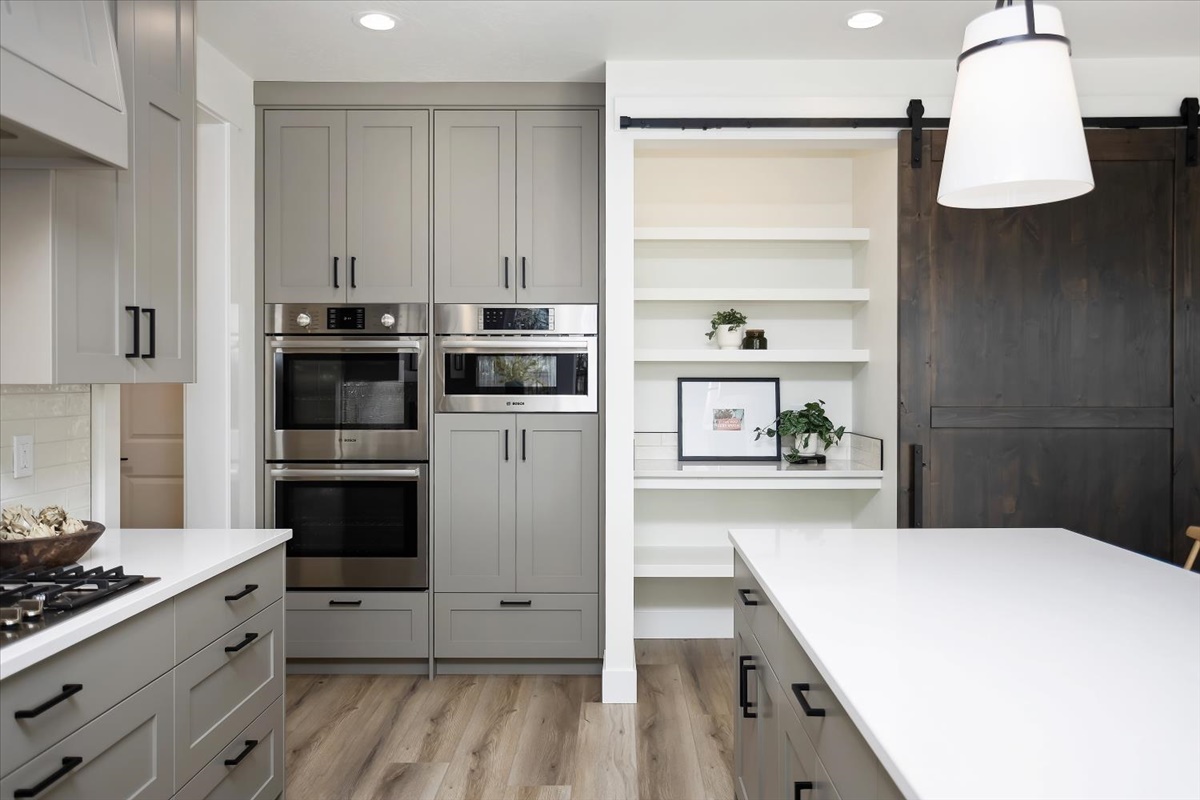 2545 E Cavern Dr_022