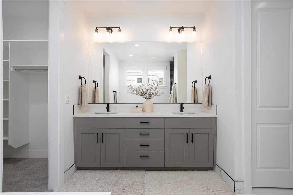 2545 E Cavern Dr_029