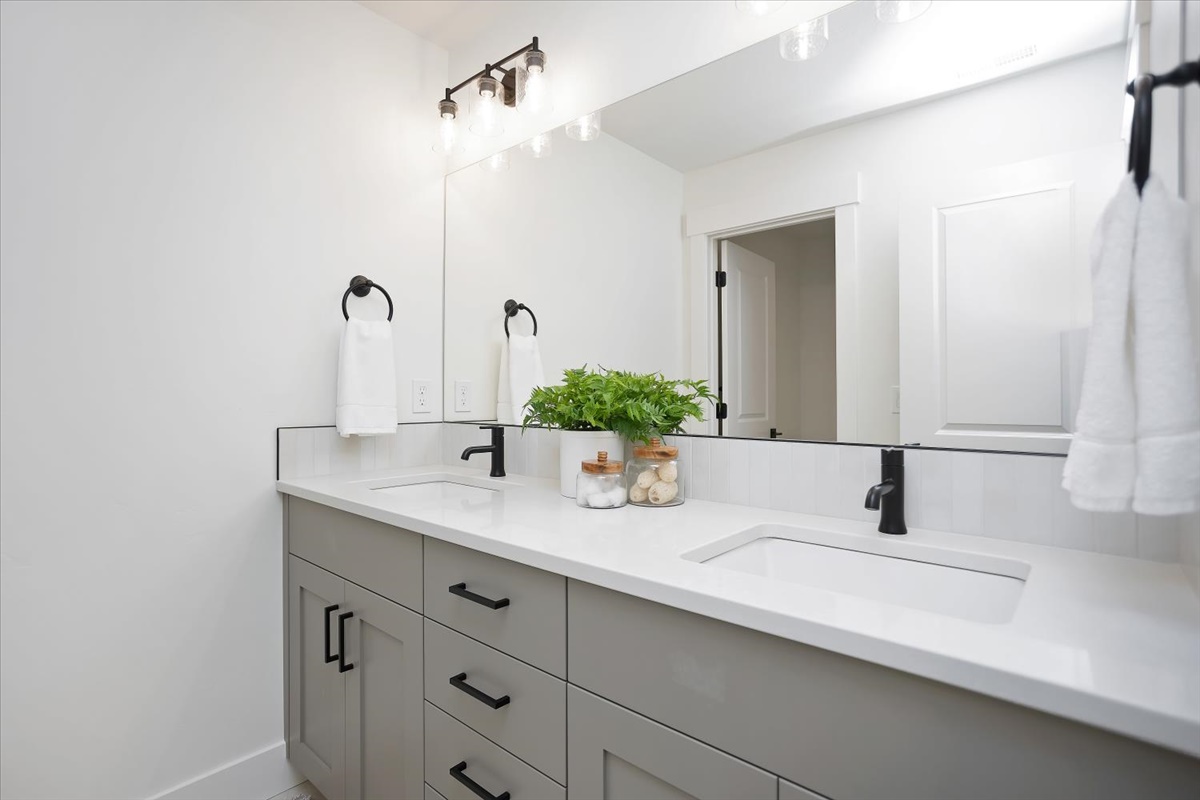 2545 E Cavern Dr_042