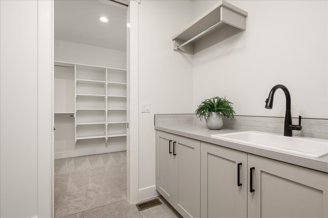 21-21_1101 E Crescendo St-27