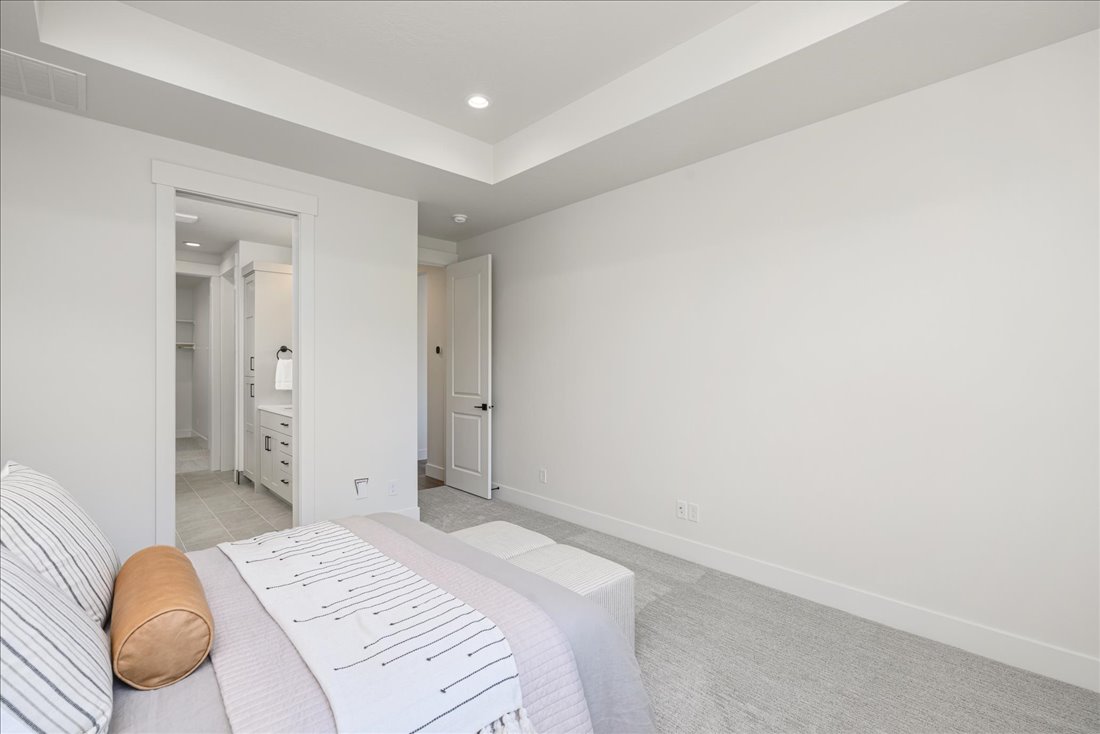 26-26_1101 E Crescendo St-23