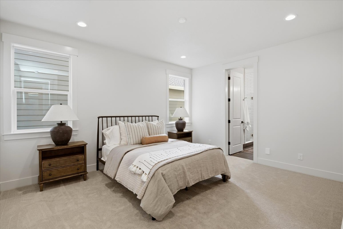 1027 E Escalation St_04