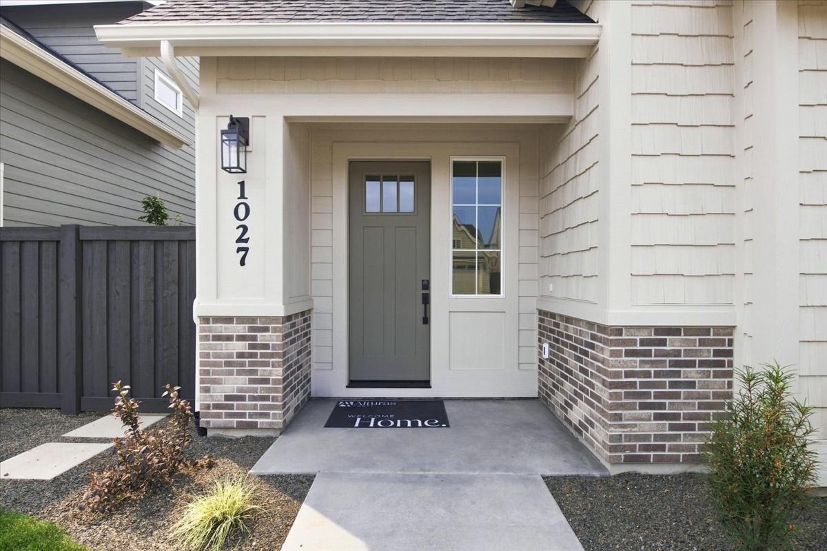 1027 E Escalation St_06
