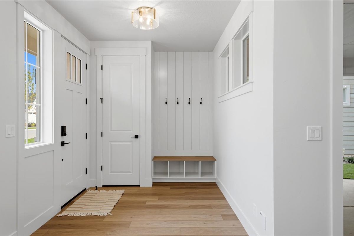 1027 E Escalation St_07