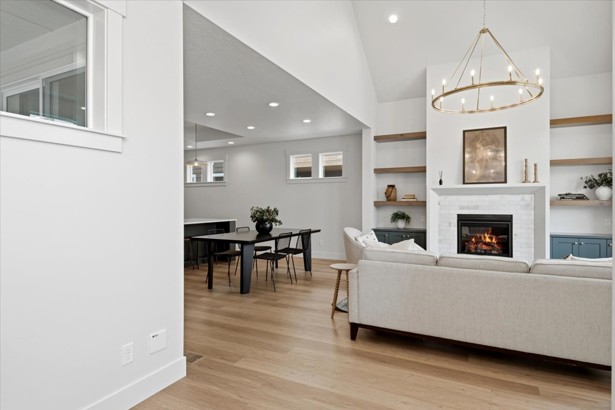 1027 E Escalation St_09