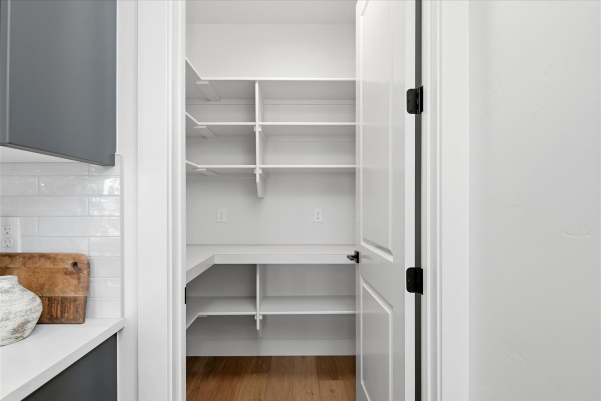 1027 E Escalation St_23