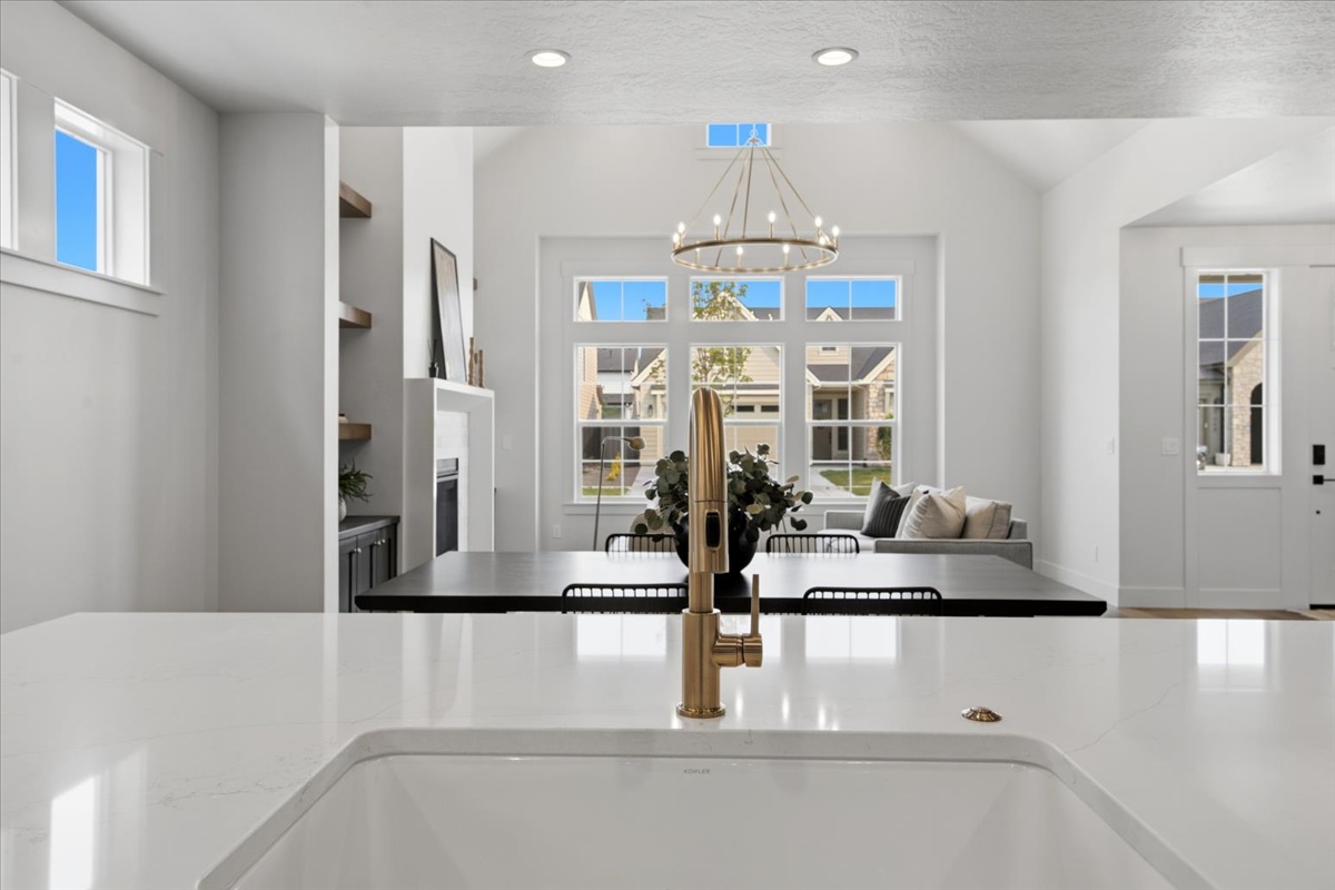 1027 E Escalation St_25