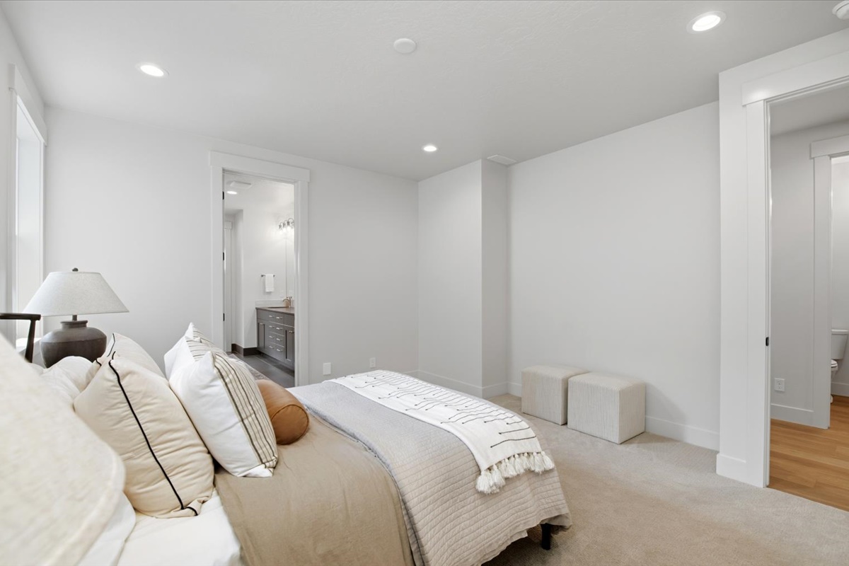 1027 E Escalation St_28