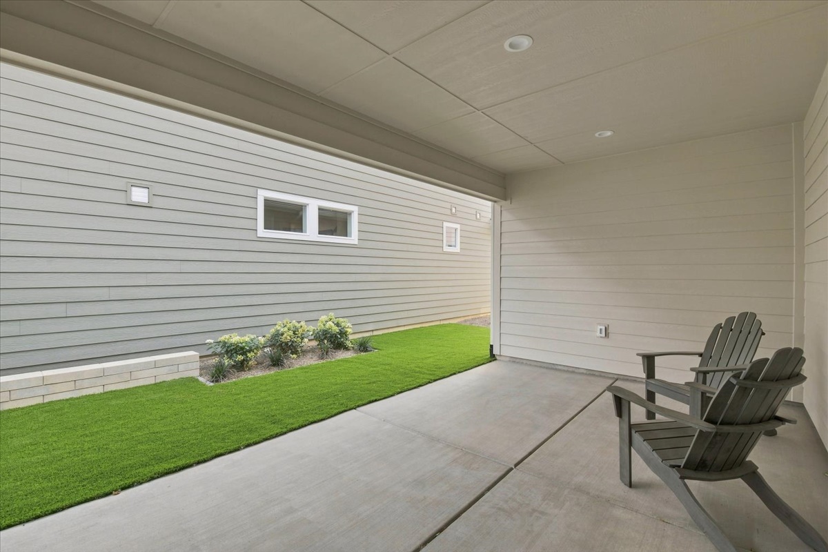 1027 E Escalation St_43