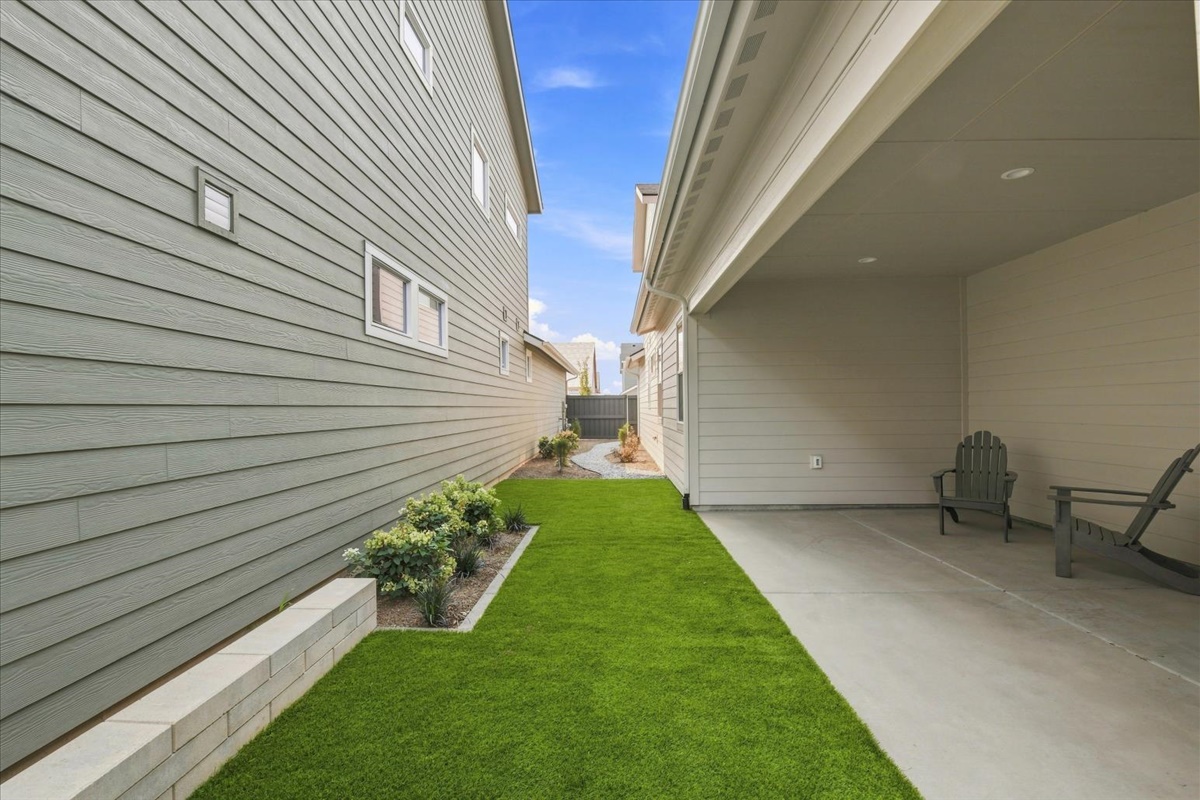 1027 E Escalation St_44