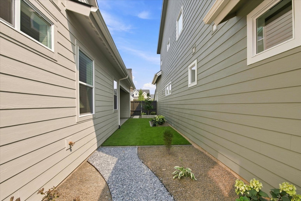 1027 E Escalation St_45