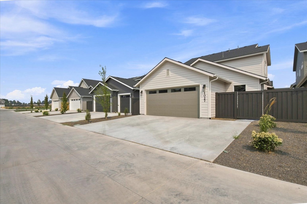 1027 E Escalation St_47