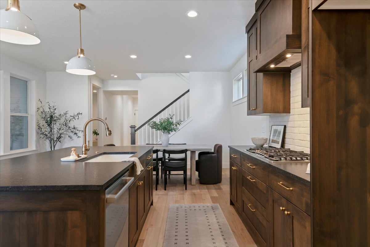 19-1005 Escalation St_014