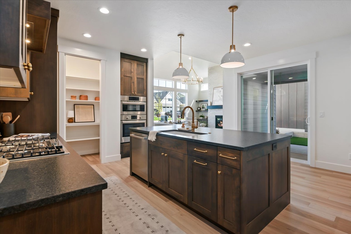 21-1005 Escalation St_016