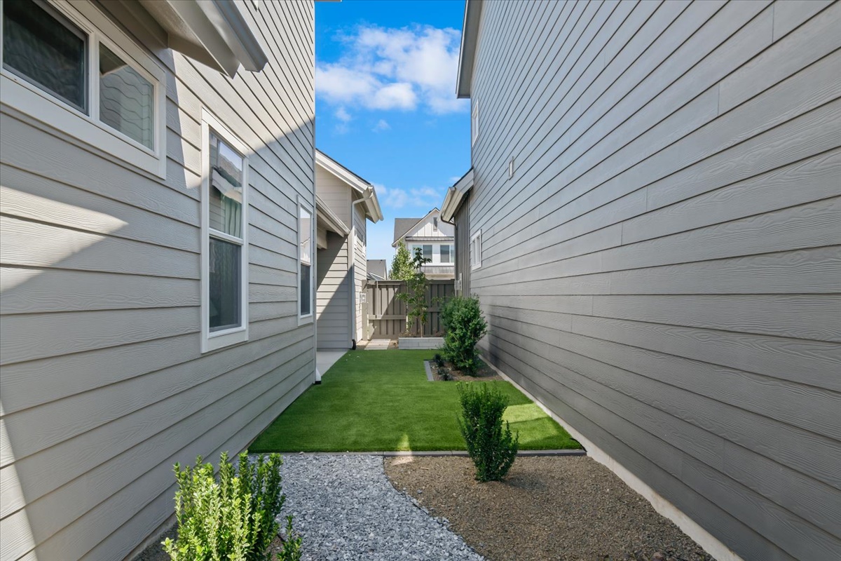 63-1005 Escalation St_064