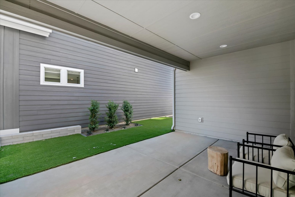 65-1005 Escalation St_068