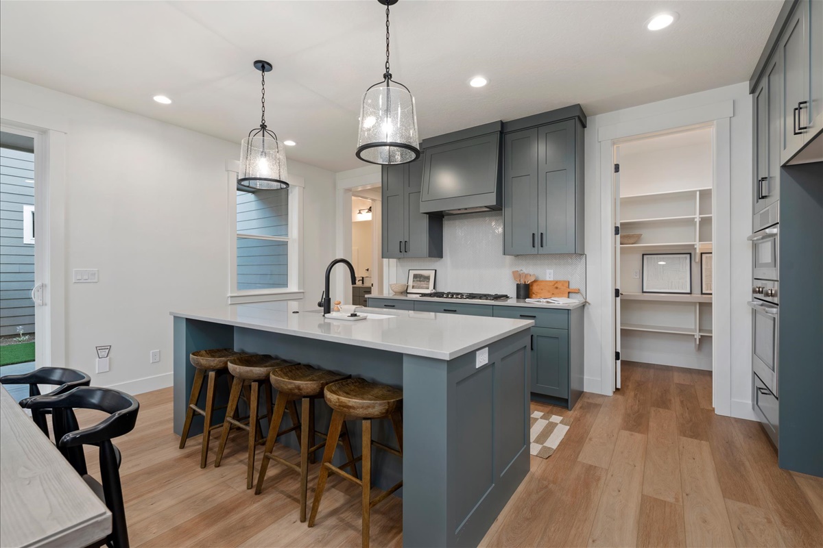 1055 E Escalation St_03