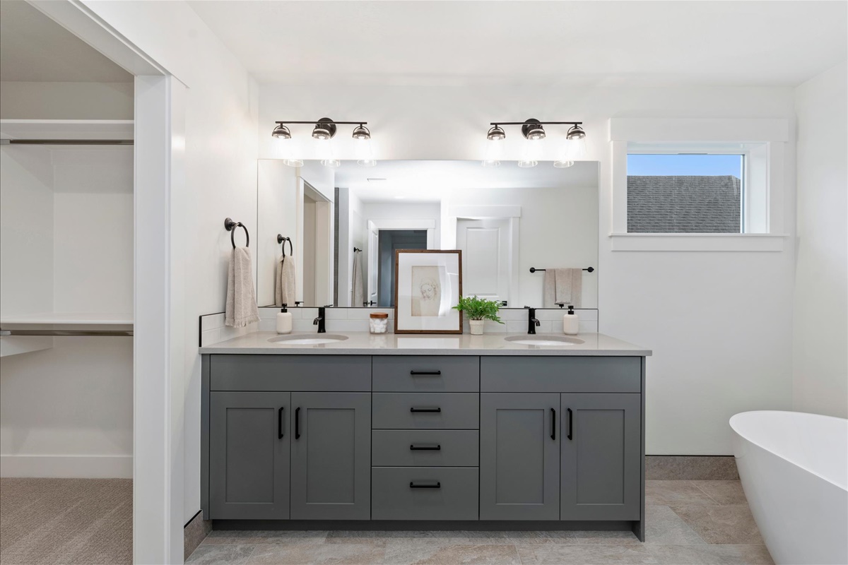 1055 E Escalation St_05