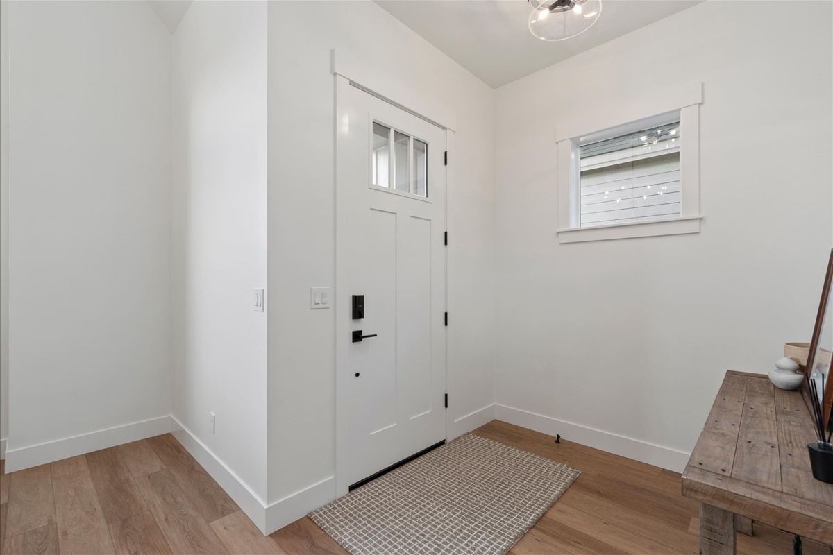 1055 E Escalation St_08