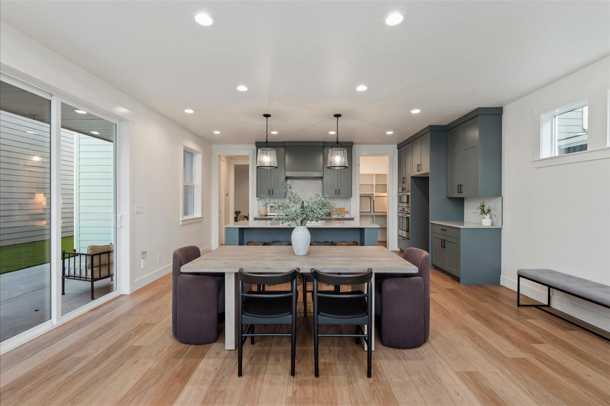 1055 E Escalation St_13
