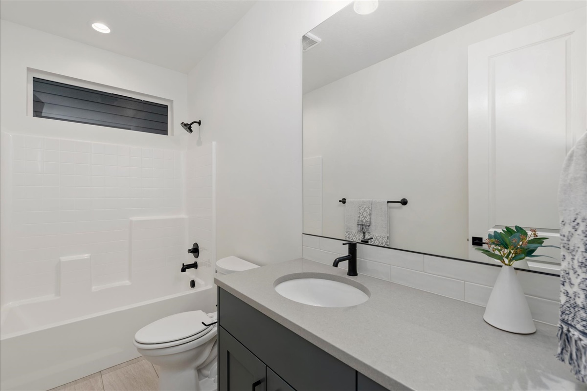 1055 E Escalation St_17