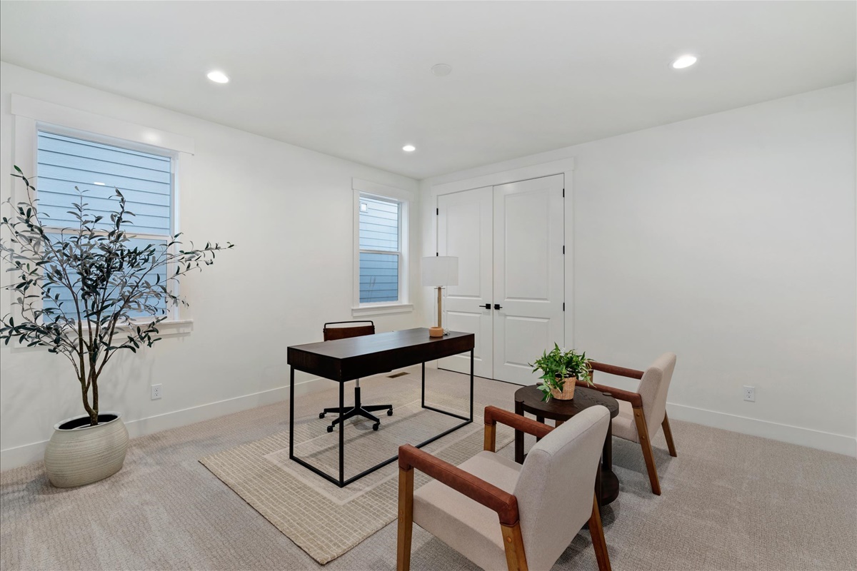 1055 E Escalation St_18