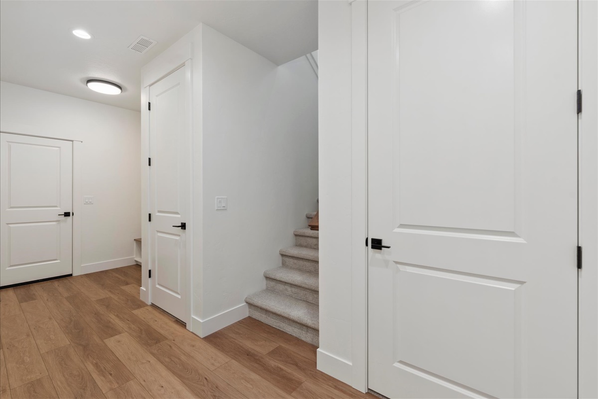 1055 E Escalation St_21
