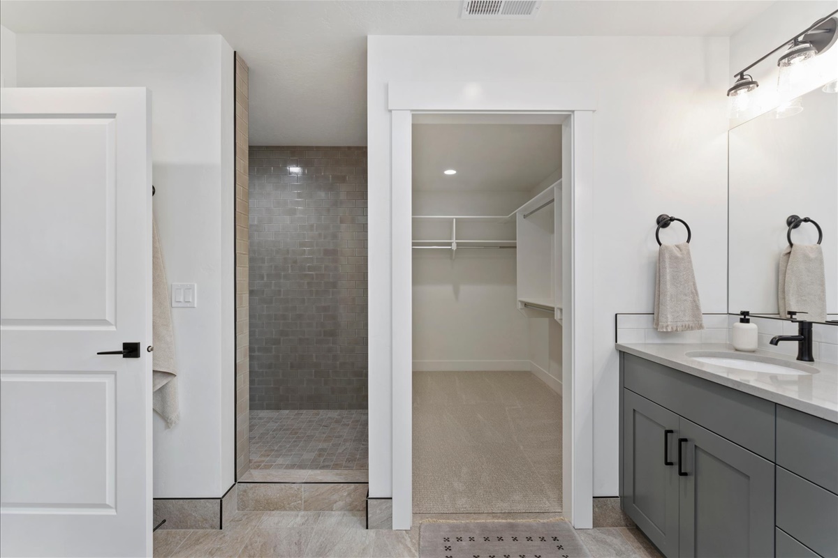 1055 E Escalation St_26