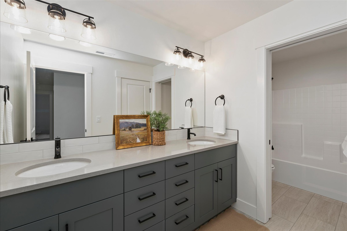 1055 E Escalation St_32
