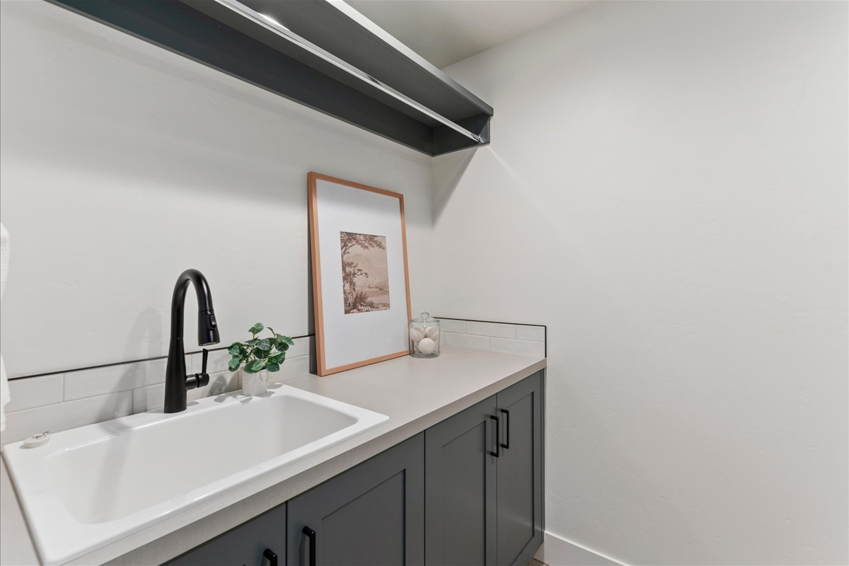 1055 E Escalation St_33