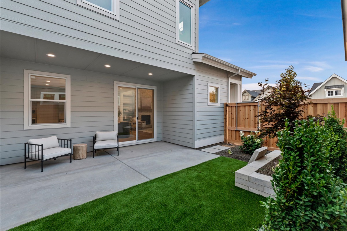1055 E Escalation St_36