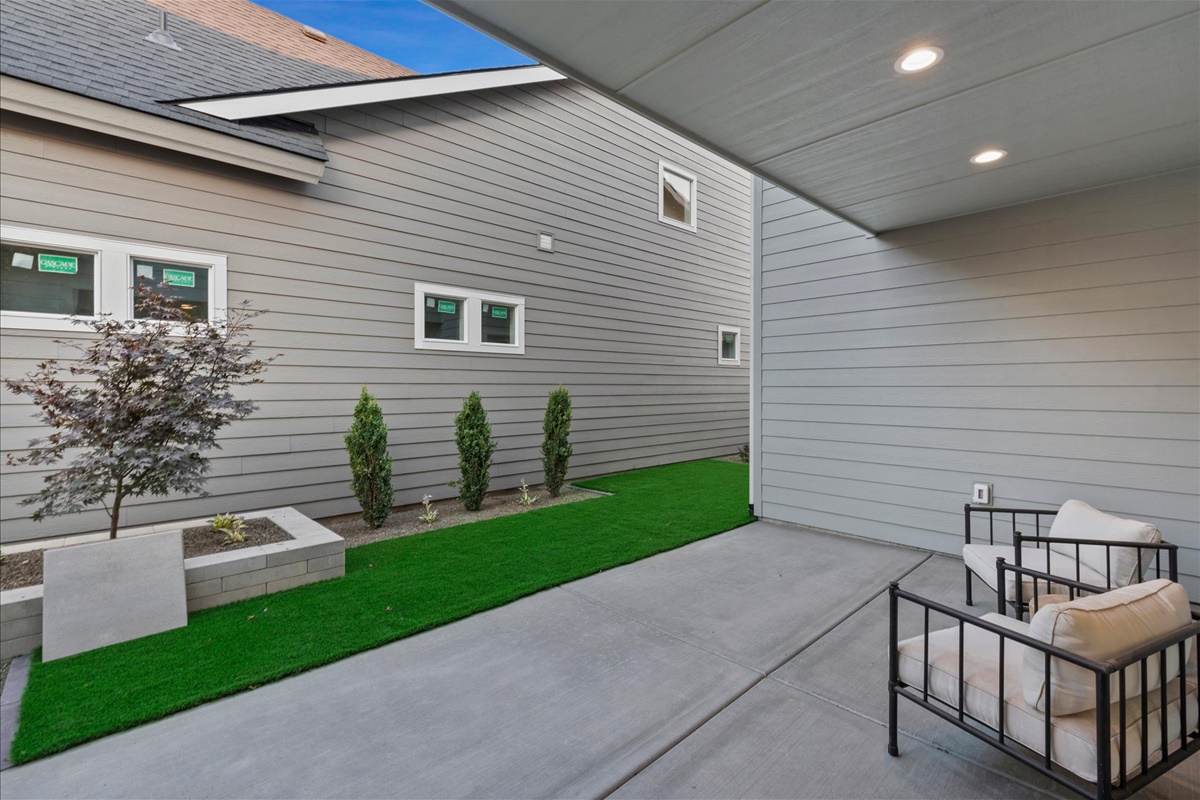 1055 E Escalation St_37