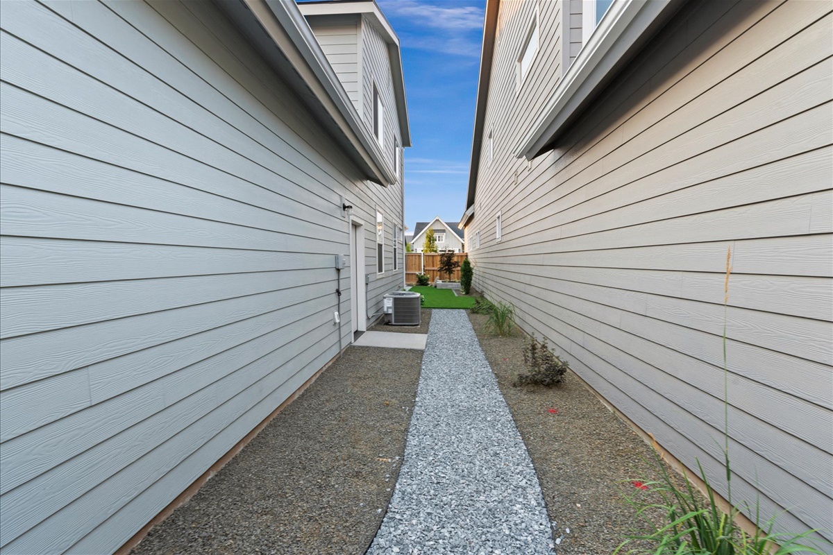 1055 E Escalation St_38