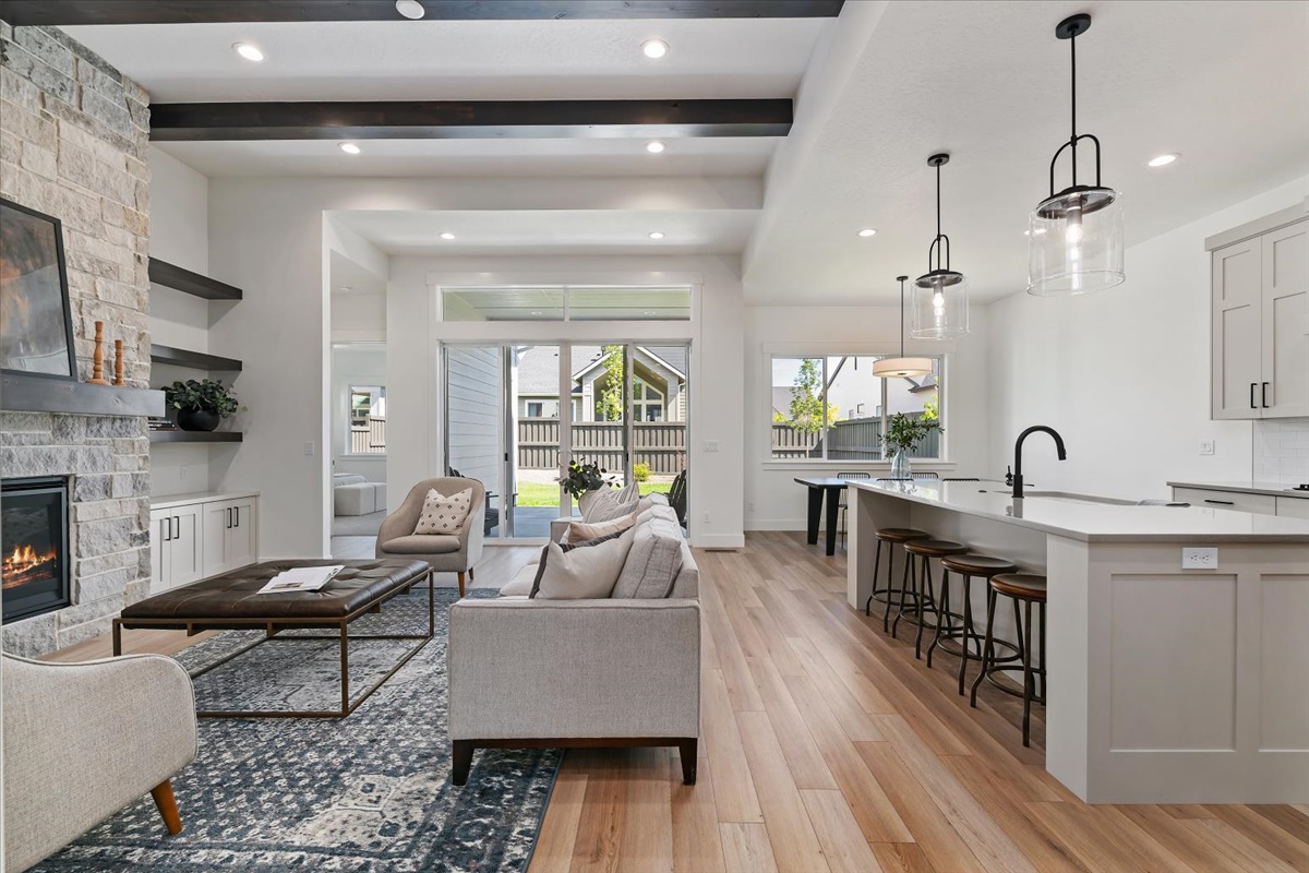 1098 E Escalation St_02