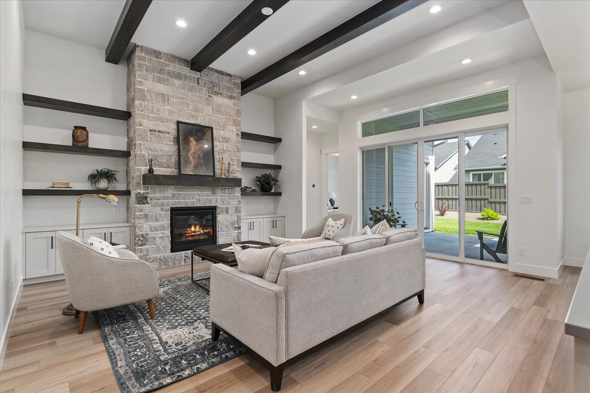 1098 E Escalation St_03
