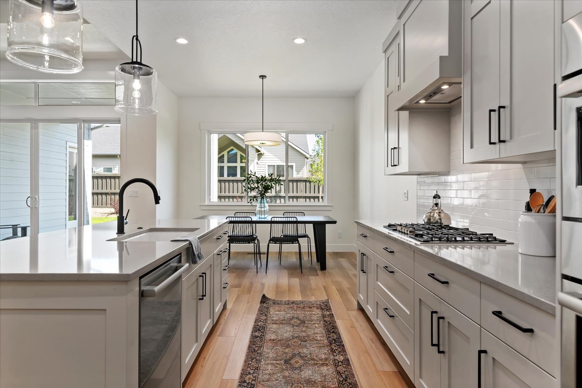 1098 E Escalation St_20