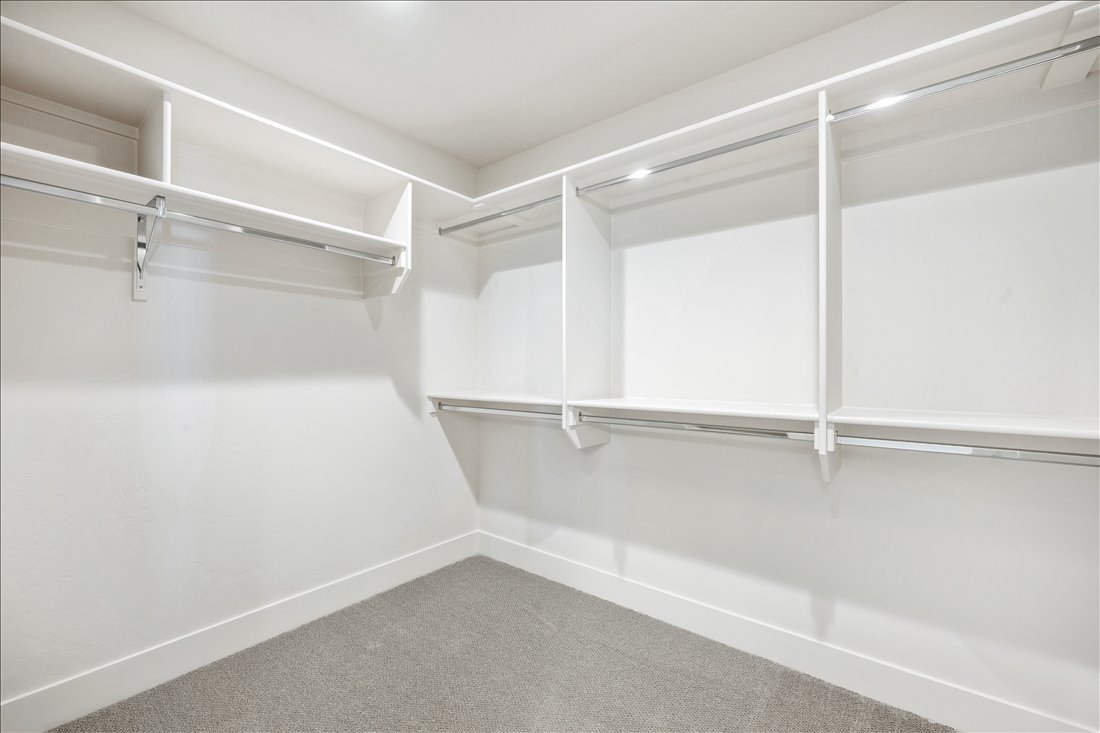 818 E Crescendo St_21