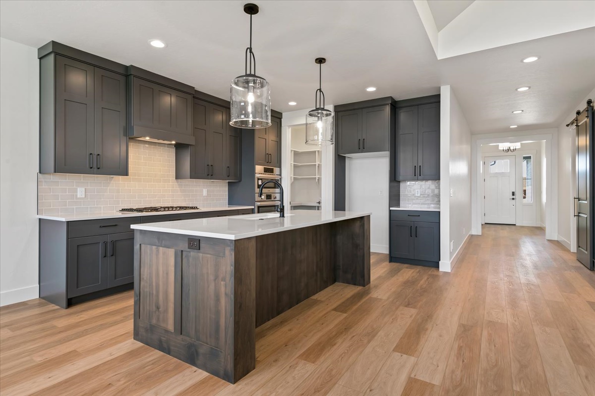 858 E Esacalation St_003