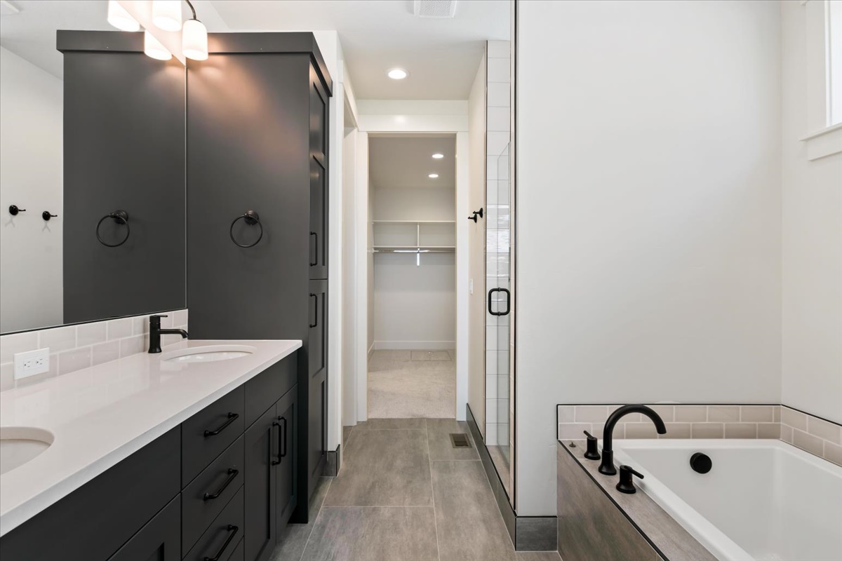 858 E Esacalation St_004