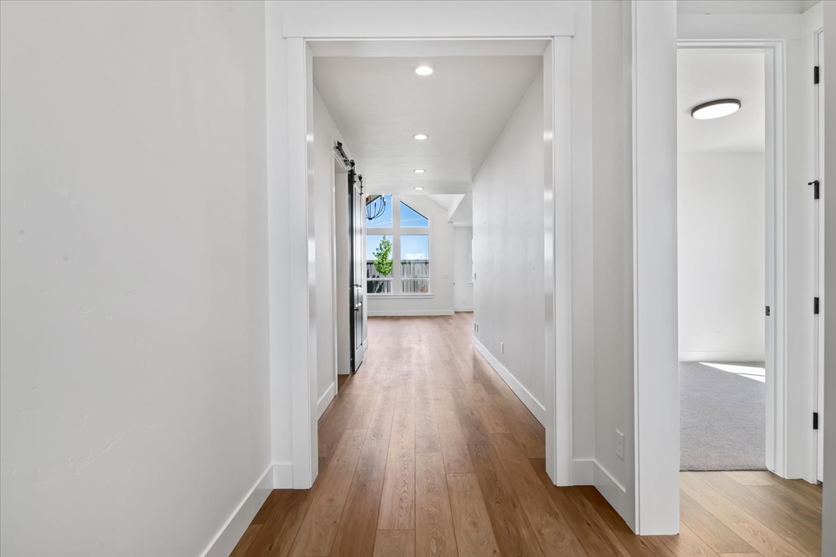 858 E Esacalation St_009