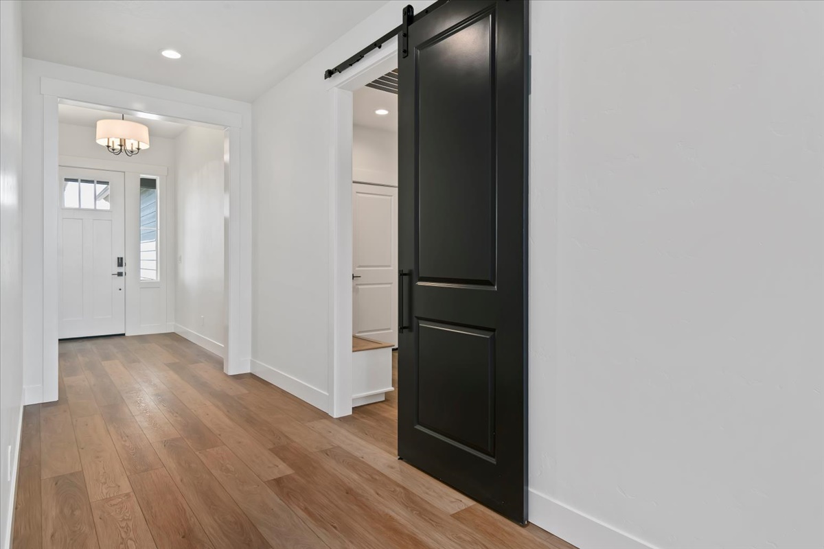 858 E Esacalation St_011