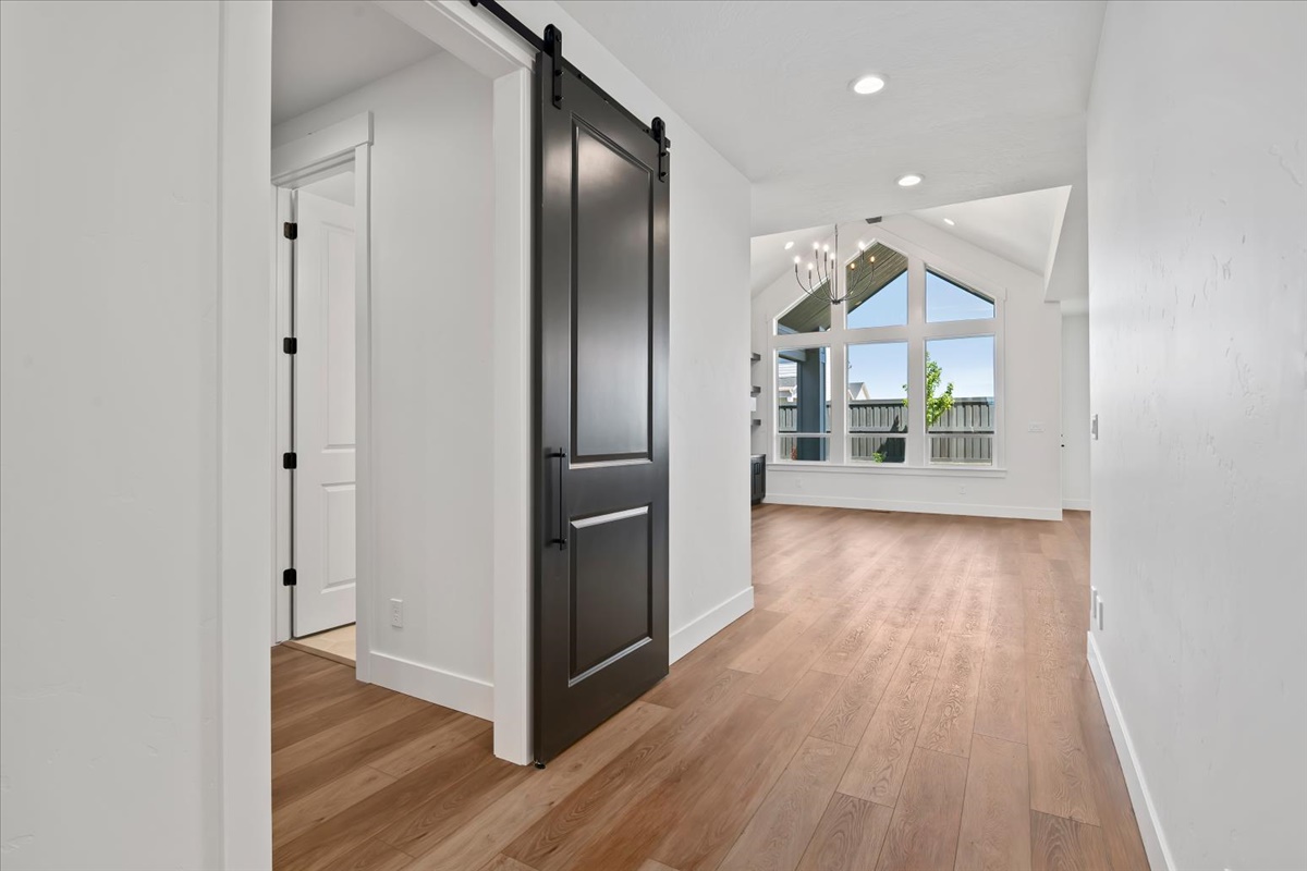858 E Esacalation St_012