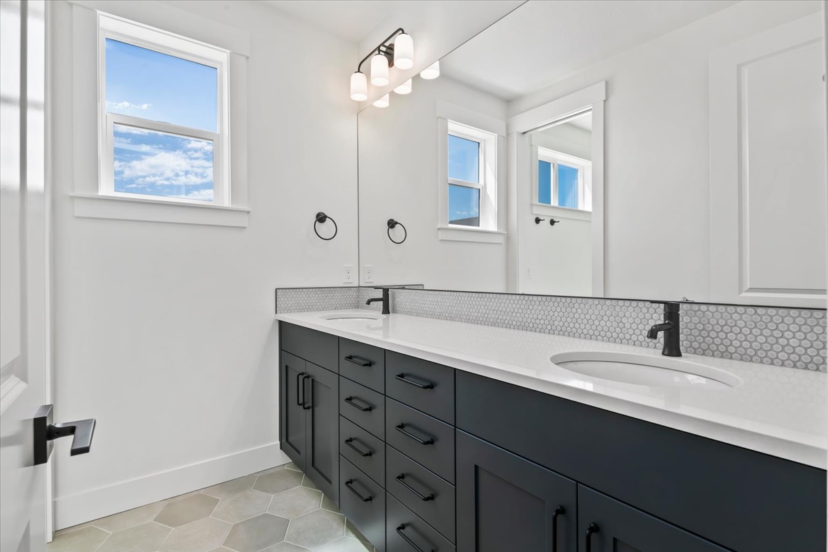 858 E Esacalation St_014