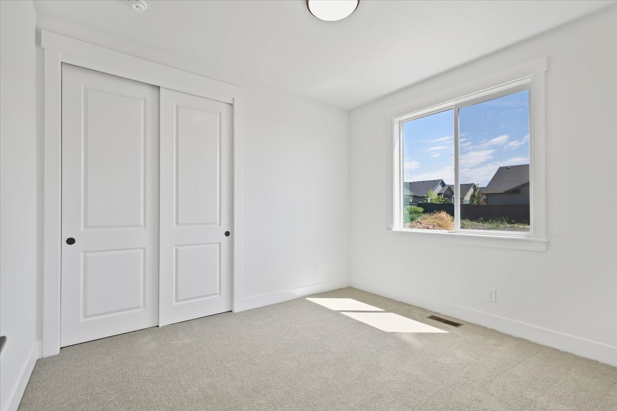 858 E Esacalation St_015