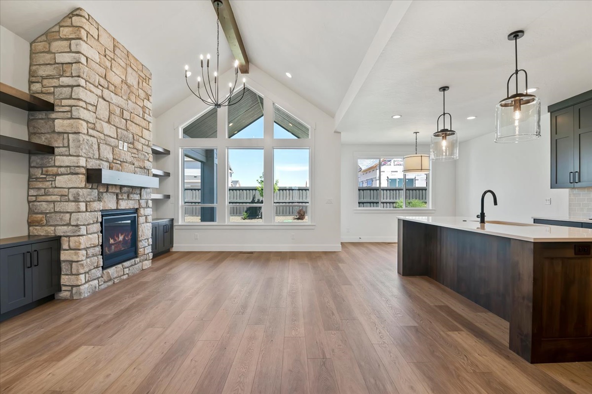 858 E Esacalation St_016