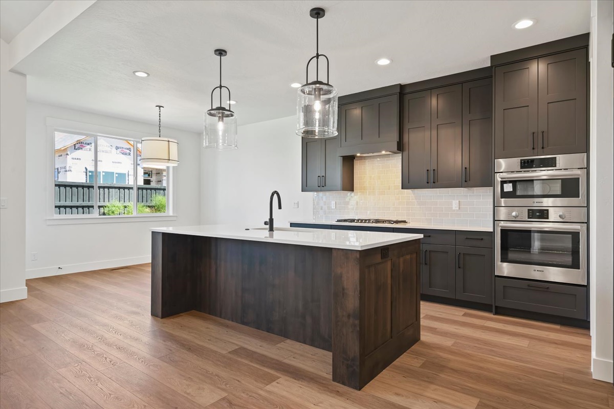 858 E Esacalation St_017