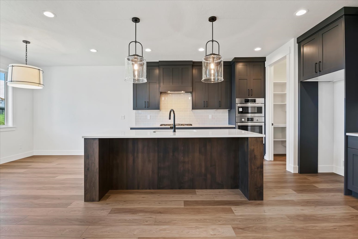 858 E Esacalation St_018